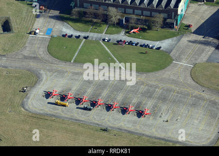 Luftaufnahme der roten Pfeile Jets auf dem Boden an RAF Scampton, Lincolnshire Stockfoto