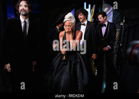 Nach dem Gewinn der Oscar® für Musik geschrieben für bewegte Bilder (Original Song), Mark Ronson (R), Andrew Wyatt (L), Lady Gaga, und Anthony Rossomando (3. von links) backstage Pose während des Live ABC Telecast der 91 Oscars® auf der Dolby® Theater in Hollywood, CA am Sonntag, 24. Februar 2019. Stockfoto