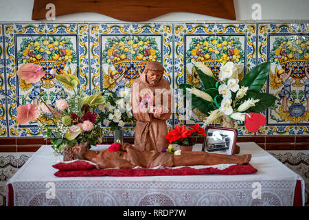 Eine Statue des Ehrwürdigen Bruder Pere Esteve, bekannt als Pare Pere, an der Pare Pere Hermitage in Denia, Spanien. Stockfoto