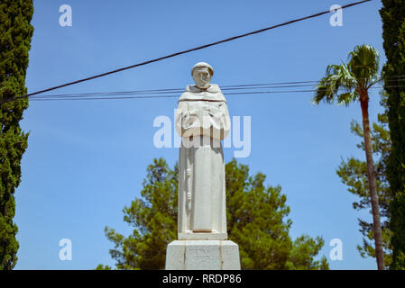 Eine Statue des Ehrwürdigen Bruder Pere Esteve, bekannt als Pare Pere, an der Pare Pere Hermitage in Denia, Spanien. Stockfoto