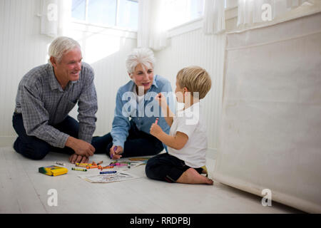 Die großeltern spielen mit ihren jungen Enkel. Stockfoto