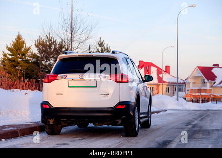 Russland, Kemerovo 2019-02-24 weiße SUV Toyota Rav4 in einem neuen Körper auf einen Winter Straße Straße in einem Dorf auf dem Land geparkt. Konzept Familie japanisches Auto, li Stockfoto