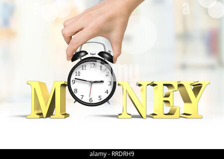 Zeit ist Geld. Frau hand Wecker mit gold Geld Wort. Stockfoto