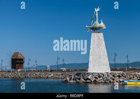 Nessebar, Bulgarien - 21. Juli 2014: Landschaft mit alten Windmühle und die Statue des Heiligen Nikolaus, Nessebar Altstadt, Schwarz Meer Küste Stockfoto