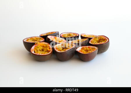 Close-up von passionsfrucht Hälften auf weißem Hintergrund Stockfoto