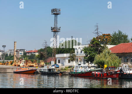 Burgas, Bulgarien - 22. Juli 2014: Burgas Port am Sommer, der Tag. Seitlicher Meerblick Stockfoto