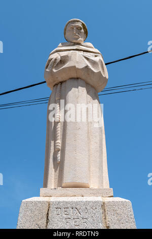 Eine Statue des Ehrwürdigen Bruder Pere Esteve, bekannt als Pare Pere, an der Pare Pere Hermitage in Denia, Spanien. Stockfoto