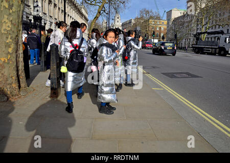 London, England, UK. Gruppe der Besuch der japanischen Schulkinder in identischen Silber Mäntel in Whitehall, Downing Street Stockfoto