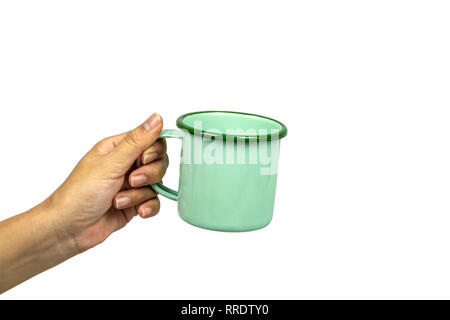 Weibliche Hände halten Grüne Tin Cup auf weißem Hintergrund. Stockfoto