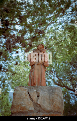 Eine Statue des Ehrwürdigen Bruder Pere Esteve, bekannt als Pare Pere, an der Pare Pere Hermitage in Denia, Spanien. Stockfoto