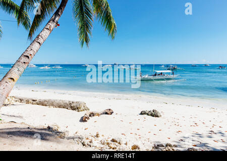 Einen idyllischen Blick auf den beliebten weißen Sandstrand Alona Beach auf Panglao Island, Bohol, Philippinen Stockfoto