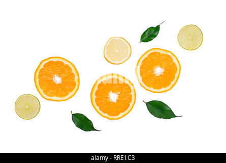 Anders geschnitten Citrus isoliert auf weißem Stockfoto