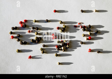 Bunte Paprika, aus denen madajut harte Schatten auf weißem Hintergrund legen. Leeren Raum für Text Stockfoto