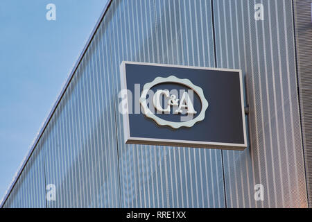 Mainz, Deutschland - 25.02.2019: C und ein Logo auf ein Geschäft in Mainz. C und A ist eine internationale Kette von Fashion Retail Bekleidungsgeschäfte. Stockfoto