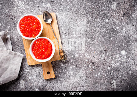 Zwei Schalen mit roter Lachskaviar Stockfoto
