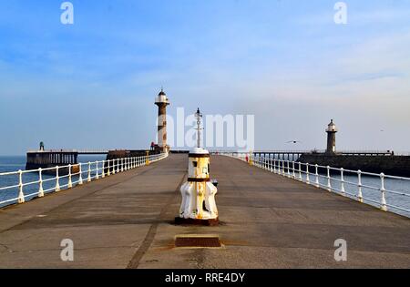 Whitby Hafen West Pier. Stockfoto