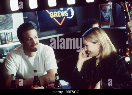 CHASING AMY - "Chasing Amy" ist der letzte Teil der neuen Jersey-Trilogie des Regisseurs und Autoren Kevin Smith, die er mit 'Clerks' und 'Mallrats' begann. Gemeinsam ist allen drei Filmen, daß sie in den Vororten neue Trikots spielen und sich um eine der drei sexuell unkonventionellen Jones-Schwestern drehen. Diesmal e sterben Comic-Küntlerin Alyssa im Vordergrund. BEN AFFLECK, JOEY LAUREN ADAMS Regie: Kevin Smith aka. Chasing Amy/Überschrift: CHASING AMY/USA 1996 Stockfoto