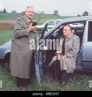 DER ALTE Folge: Ein ganz gewöhnlicher Mord Foto: Leo Kress (ROLF SCHIMPF, l.) und Rudolf Ballat (KLAUS SCHWARZKOPF) Regie: Alfred Weidenmann aka. Ein ganz gewöhnlicher Mord/Überschrift: DER ALTE/BRD 1988 Stockfoto