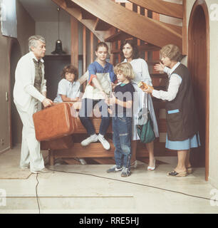 ICH heirate eine Familie/Kinder sind unterwegs/D 1983/In der Familie Schumann herrscht Aufregung, denn die Kinder befinden sich vor der Abreise sterben. Im Bild: Peter Weck (Werner), TIMMO NIESNER (Markus) Julia Biedermann (Tanja), Tarek HELMY (Tom), Thekla Carola Wied (Angie) und BRUNI LÖBL (Frau Rabe) // Überschrift: ICH HEIRATE EINE FAMILIE Stockfoto