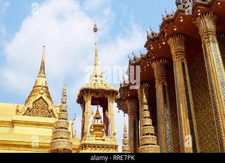 Die goldene Krone und Thron im Wat Phra Kaew Tempel und dem Grand Palace. Bangkok, Thailand. Stockfoto