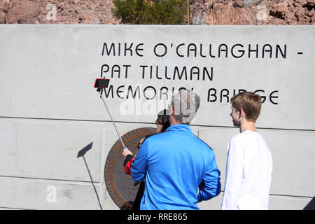 Familie fotografiert auf der Mike O'Callaghan–Pat Tillman Memorial Bridge am Hoover Dam Bypass in Nevada, USA Stockfoto