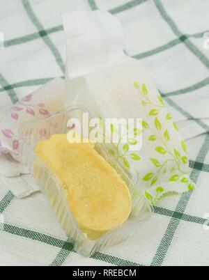 Dessert und süße Speisen, köstliche Taiwanesischen Ananaskuchen mit niedlichen Paper Bag Verpackung. Stockfoto