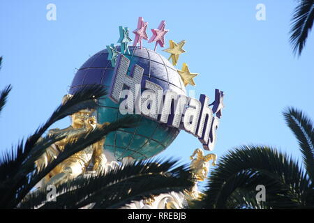 Harrah's Las Vegas Hotel & Casino in Las Vegas, NV, USA. Emblem mit Narren über dem Eingang zum Harrah's Casino. Stockfoto