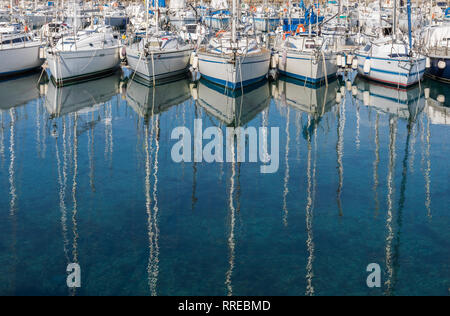 Segeln Boote im Wasser widerspiegelt Stockfoto