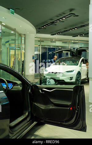 Tesla pop up Showroom in Canary Wharf, London, Großbritannien Stockfoto