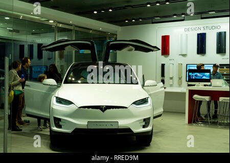 Tesla pop up Showroom in Canary Wharf, London, Großbritannien Stockfoto