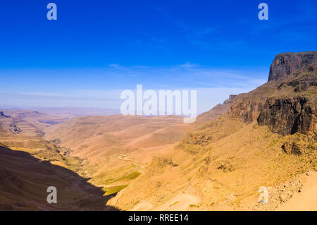 Schön und grün Sani Pass unter Drakensberge in Südafrika in der Nähe von Lesotho Königreich Grenze Stockfoto