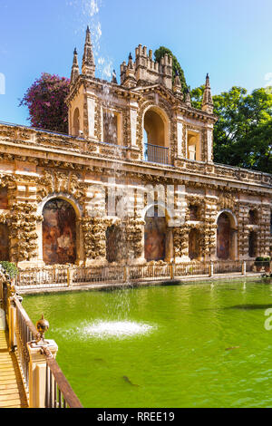 Blick auf den Merkur Teich von Real Alcazar, Weltkulturerbe der UNESCO, Sevilla, Andalusien, Spanien Stockfoto