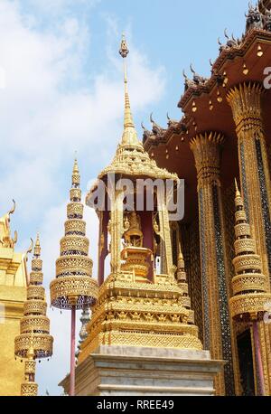 Die goldene Krone und Thron im Wat Phra Kaew Tempel und dem Grand Palace. Bangkok, Thailand. Stockfoto