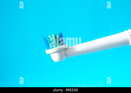 Elektrische Zahnbürste closeup auf einem blauen Hintergrund Stockfoto