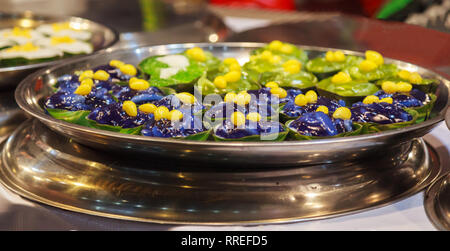 Tako (Traditionelle Thai Pudding mit Kokosnuss Topping) ist Dessert von Thailand, aus Mehl, Zucker, Kokosmilch und Aromastoffe Bestandteil. Tako hat gre Stockfoto