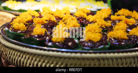 Tako (Traditionelle Thai Pudding mit Kokosnuss Topping) ist Dessert von Thailand, aus Mehl, Zucker, Kokosmilch und Aromastoffe Bestandteil. Tako hat gre Stockfoto