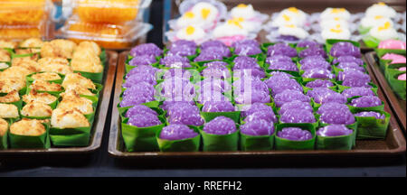 Tako (Traditionelle Thai Pudding mit Kokosnuss Topping) ist Dessert von Thailand, aus Mehl, Zucker, Kokosmilch und Aromastoffe Bestandteil. Tako hat gre Stockfoto