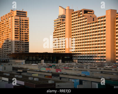 München, Deutschland: Olympisches Dorf (Olympische Spiele 1972) mit massiven grauen Betonblöcken und kleiner Student Budget Apartments, die in warmen Abendlicht Stockfoto