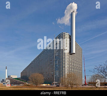 Amager Skihang, die CopenHill Skipiste, Amager Bakke, im Energieabfallwerk Amager Ressource Centre, Kopenhagen. Architekt Bjarke Ingels GROSS Stockfoto