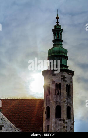 Kirche der Heiligen Peter Paul Altstadt in Krakau, Polen. Glockenturm in der Sonne strahlen durch die Wolken Stockfoto