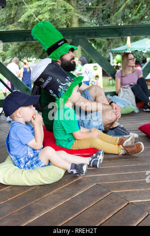 Tunder Fesztival (Feen' Festival) in Sopron, Ungarn am 9. Juni 2018 - Vater und Kinder sitzen in hohen elf hat Stockfoto