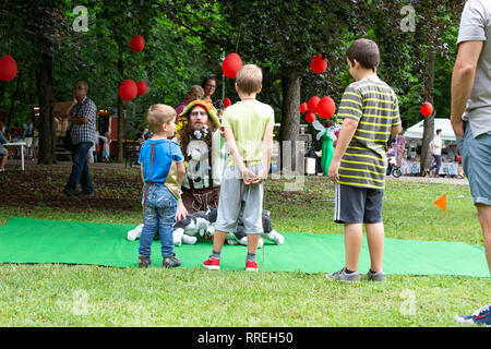 Tunder Fesztival (Feen' Festival) in Sopron, Ungarn am 9. Juni 2018 - Mann in elf Kostüm fragen Kinder Stockfoto