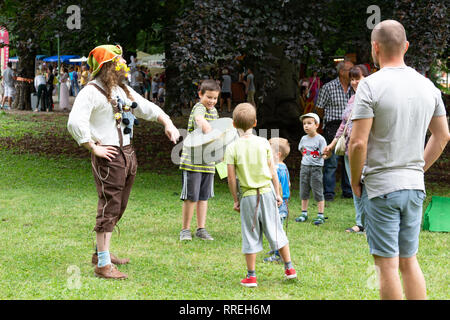 Tunder Fesztival (Feen' Festival) in Sopron, Ungarn am 9. Juni 2018 - Die Kinder warten, um den Kunststoff Mühlstein zu heben Stockfoto