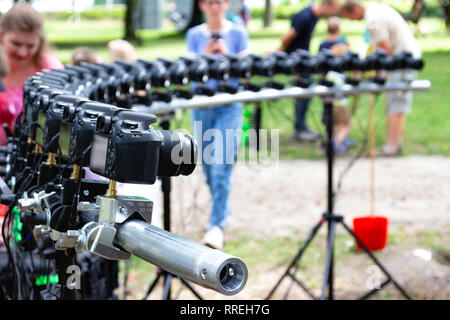 Tunder Fesztival (Feen' Festival) in Sopron, Ungarn am 9. Juni 2018 - 26 DSLR-Kameras auf Metall Rohr befestigt Stockfoto