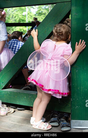 Tunder Fesztival (Feen' Festival) in Sopron, Ungarn am 9. Juni 2018 - kleine Mädchen in rosa Fee Fancy Dress Stockfoto