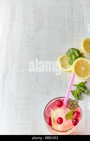 Im Sommer, Trinken berry Limonade Cocktail mit Zitrone und Eis in ein Glas. Eiskalte Limonade. Gesunde vitamin Getränk. Kopieren Sie Platz. Stockfoto