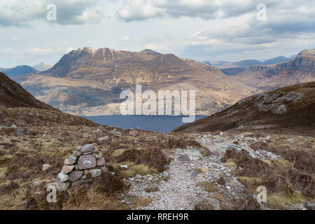 Siloch Berg und Loch Maree Blick von Beinn Eighe Mountain Trail, in den Torridon Bereich der Wester Ross, North West Highlands, Schottland, Großbritannien Stockfoto