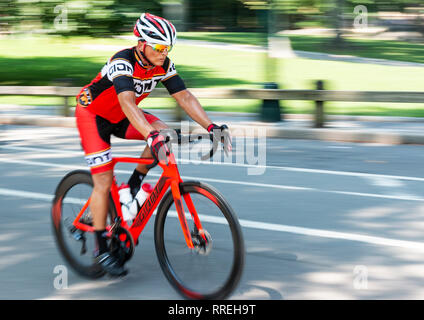 New York City, USA - 15. August 2018: Ein Mann ist das Training auf dem Rennrad im Central Park, NEW YORK CITY, mit seiner Räder mit Bewegung und einem wieder verschwommen Stockfoto