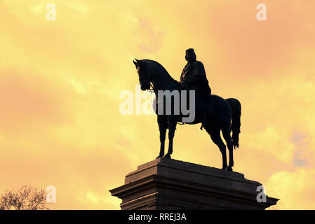 Reiterstandbild oder Denkmal für Giuseppe Garibaldi (1895) Gegen die untergehende Sonne auf Gianicolo-hügel oder Park Rom Italien Silhouette Stockfoto