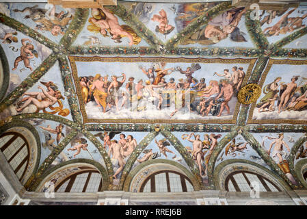 Bemalte Decke der Loggia von Amor und Psyche (1518) von Raphaël, in der Renaissance Villa Farnesina, erbaut 1506-1510, Trastevere, Rom, Italien Stockfoto